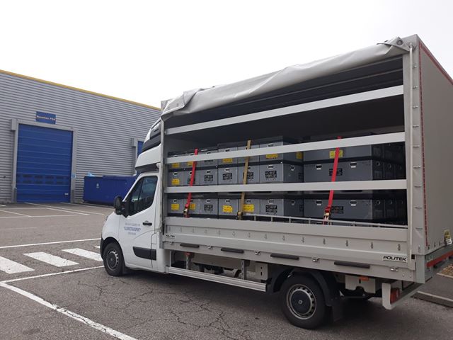 Kombi sa ceradom natovaren sa robom