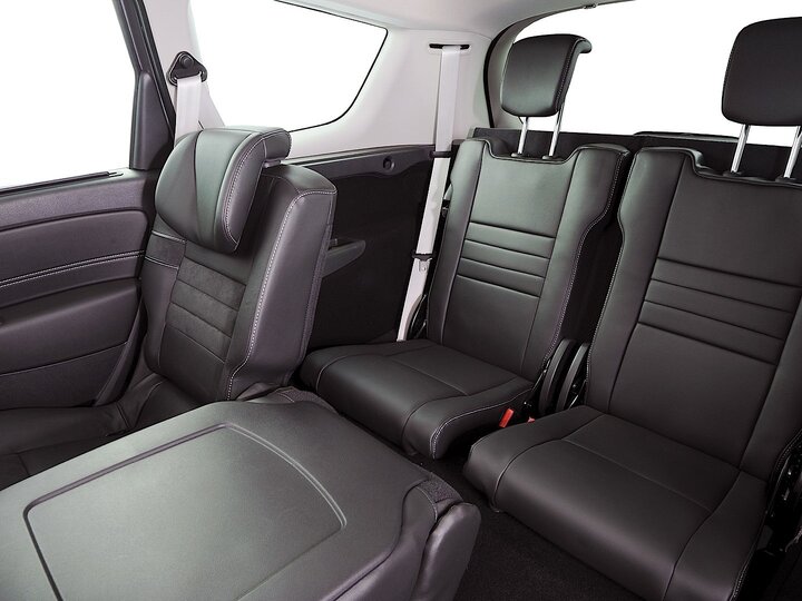 Kožna sedišta u kombiju za prevoz putnika